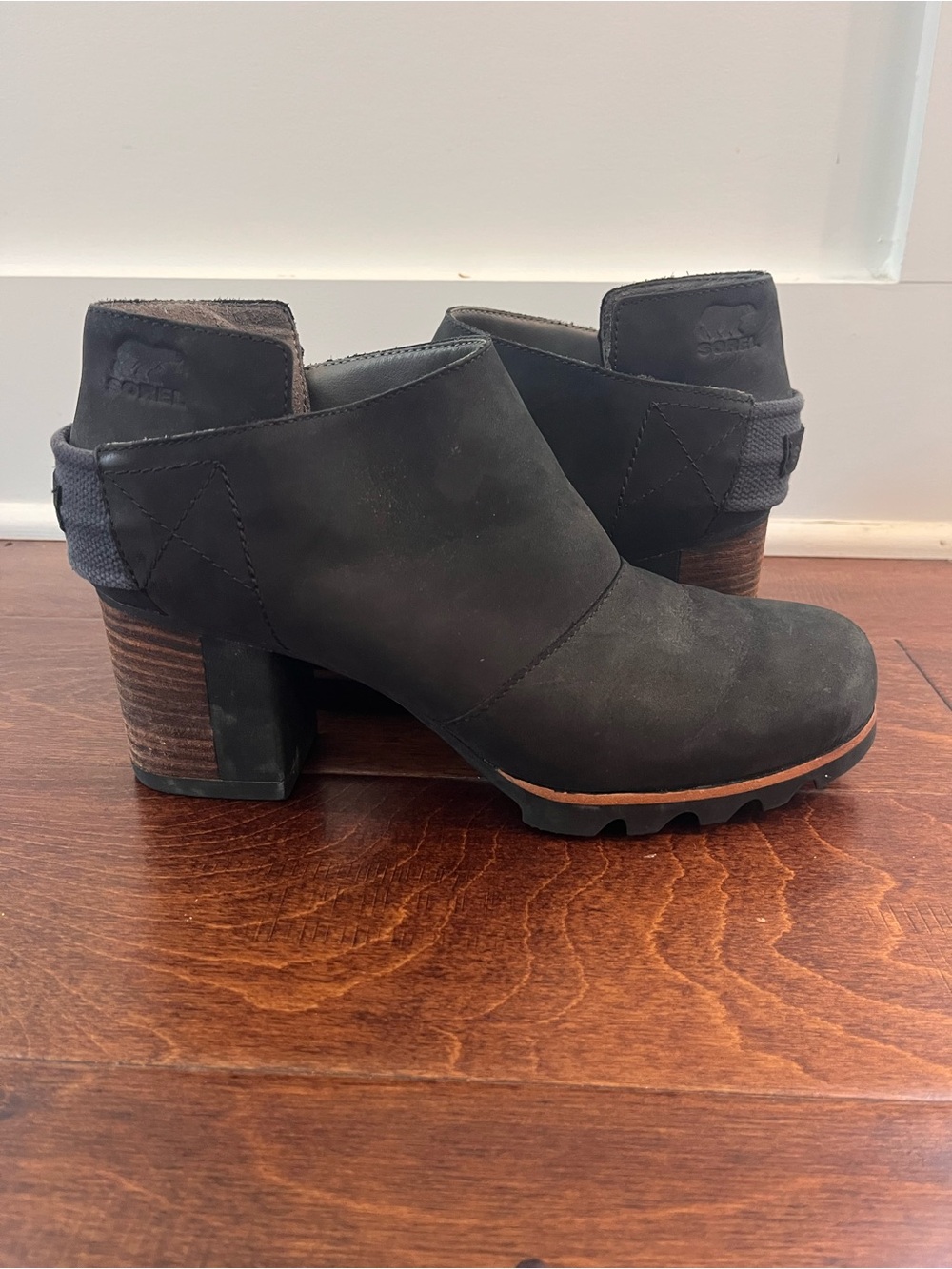 Sorel Women’s Black Leather Heeled Ankle Boot size 9.5
